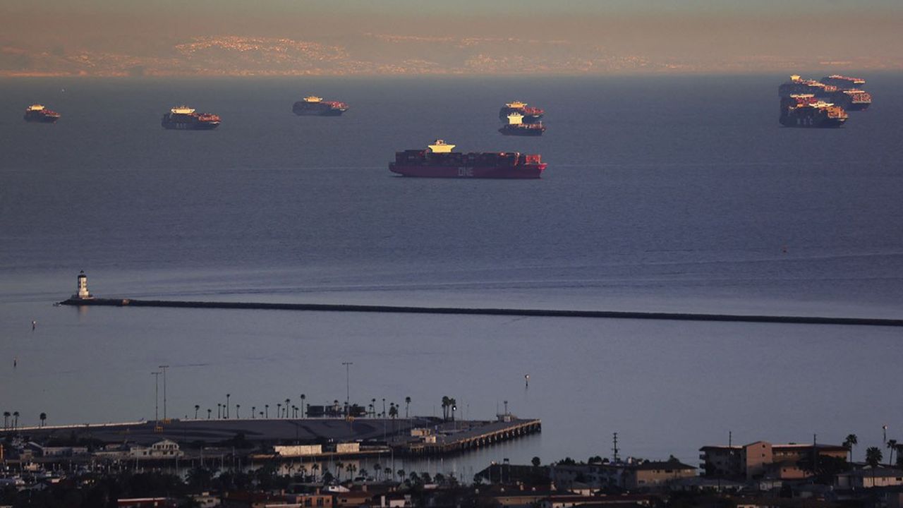 Au large du port de Los Angeles, sur la côte Pacifique, dix-huit cargos bateaux étaient à l'ancre le 30 mars.