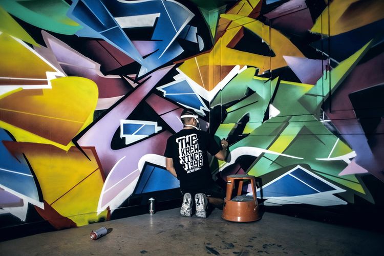 L'artiste graffeur Zoyer à l'oeuvre dans un des appartements vides d'un immeuble d'Abbeville voué à la destruction.