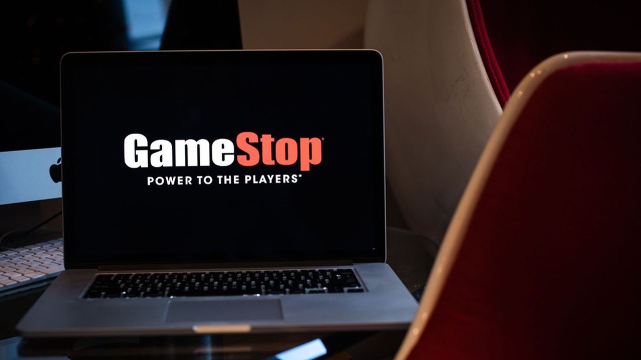 GameStop envisage de lever jusqu'à 1 milliard de dollars, soit dix fois plus qu'envisagé en décembre. Entretemps, la valeur a fait l'objet d'une intense frénésie entretenue par les « gamers » et autres adeptes de forums boursiers.