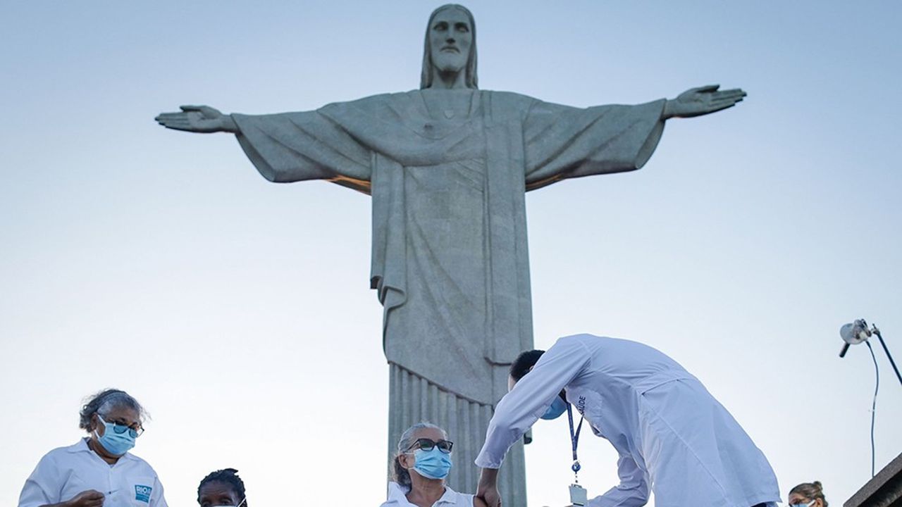 Sous la pression, le gouvernement brésilien accélère sa campagne de vaccination, comme ici à Rio de Janeiro, sous l'égide du Christ Rédempteur.