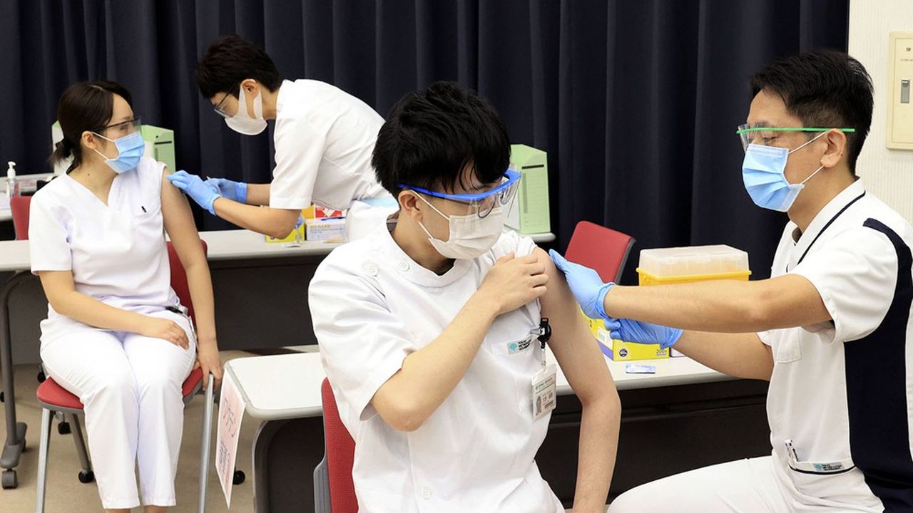 En Asie, comme ici à Tokyo, les capitales n'ont mis en place que tardivement, en février ou en mars, leurs campagnes de vaccination.