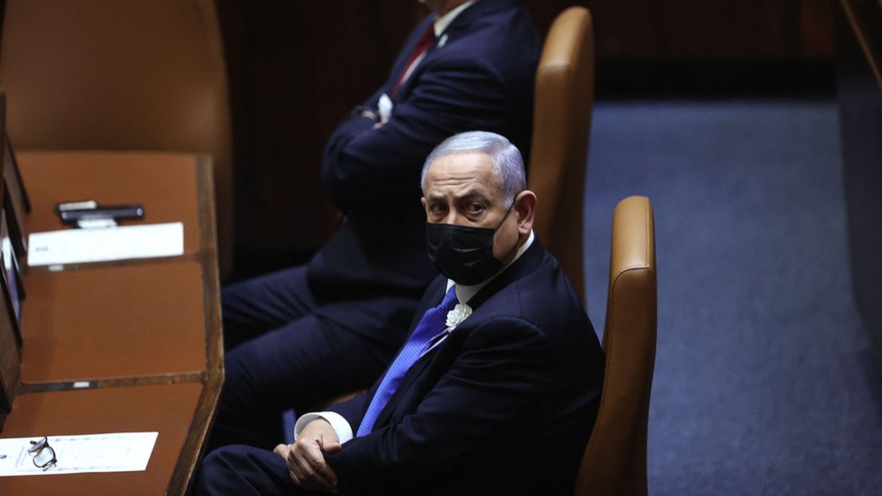 Le président de l'Etat d'Israël Reuven Rivlin a confié à contre-coeur à Benjamin Netanyahou, le chef du Likoud, mardi, la responsabilité de former un nouveau gouvernement.