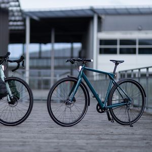 Robin Gabuthy, Florian Prieur et Paul Lepoutre ont fondé en 2020 la société Ellipse. Alors que le vélo électrique est en plein boom, ils font le pari du vélo musculaire.