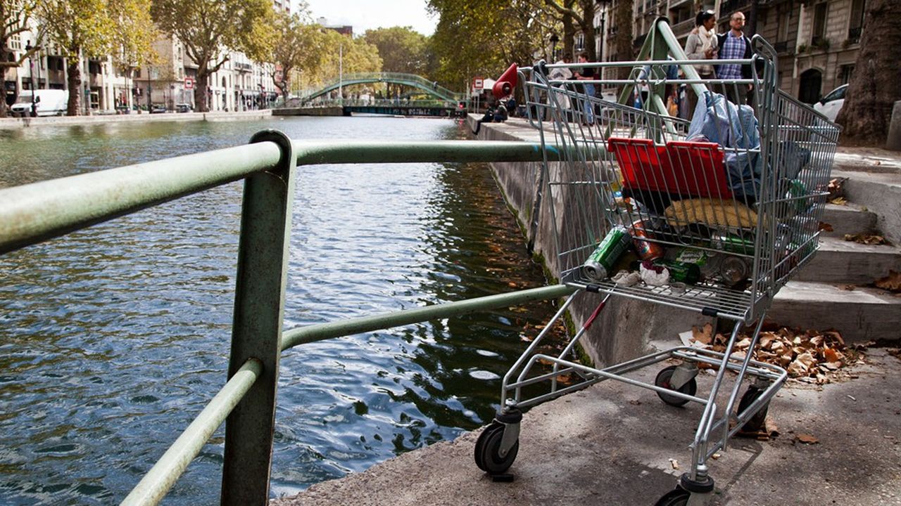 Un chariot rempli de déchets à Paris, le long du canal Saint-Martin.