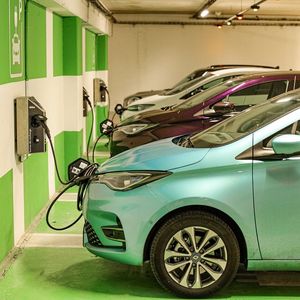 Qu'il s'agisse de voitures électriques ou d'hybrides rechargeables, les ventes de véhicules électrifiés ont explosé en un an.