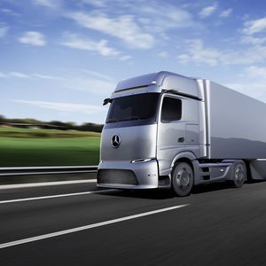 Daimler Truck va lancer la production de son porteur eActros électrique à batterie cette année. Autonomie annoncée : environ 500 kilomètres.