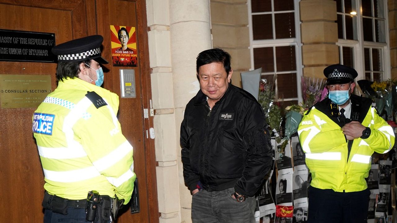 Selon la BBC, empêché de pénétrer dans les locaux de l'ambassade de Birmanie à Londres, Kyaw Zwar Minn aurait passé la nuit dans sa voiture.