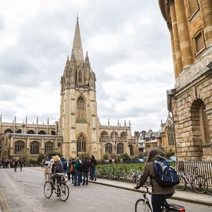 Depuis 1721, Oxford et sa rivale Cambridge ont fourni au Royaume-Uni 40 de ses 54 Premiers ministres. Ici, l'église universitaire de Sainte Marie la Vierge à Oxford.