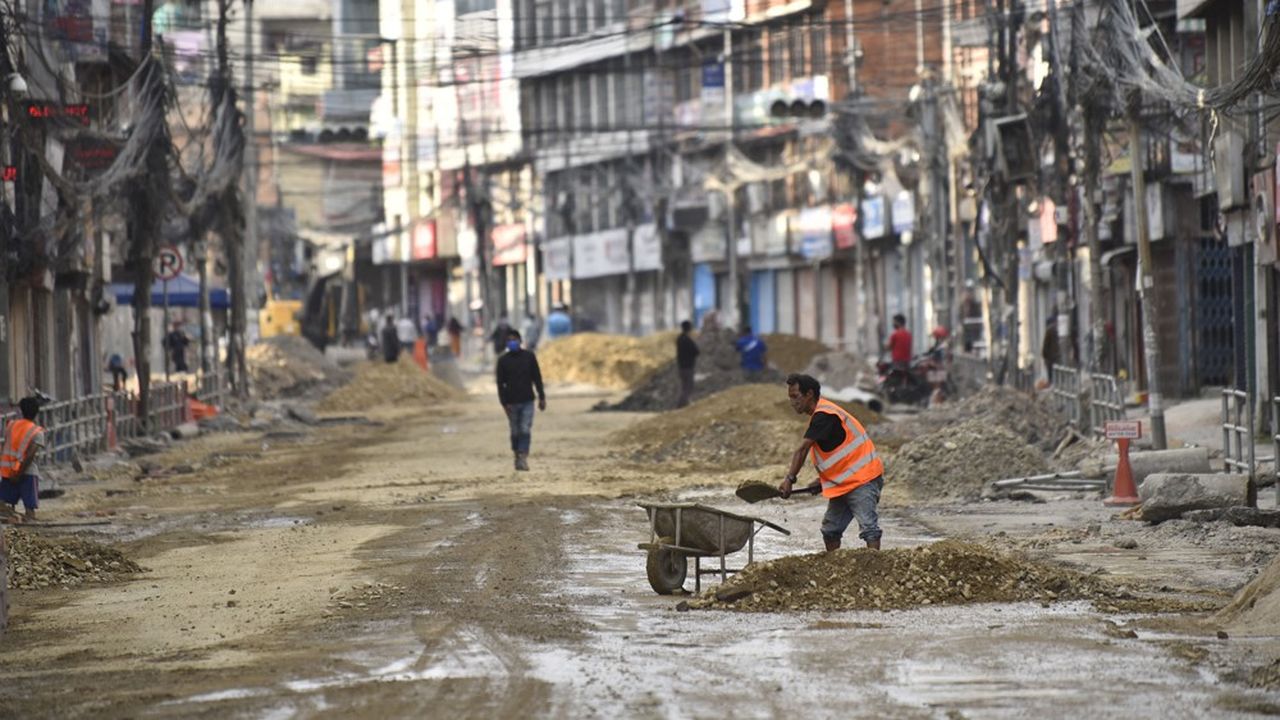 Selon Jean de Kervasdoué, l'eau ne manque pas, ce qui fait défaut, ce sont les toilettes, les réseaux d'assainissement, les égouts. Ici, construction d'égouts à Katmandou, au Népal, en mai 2020.