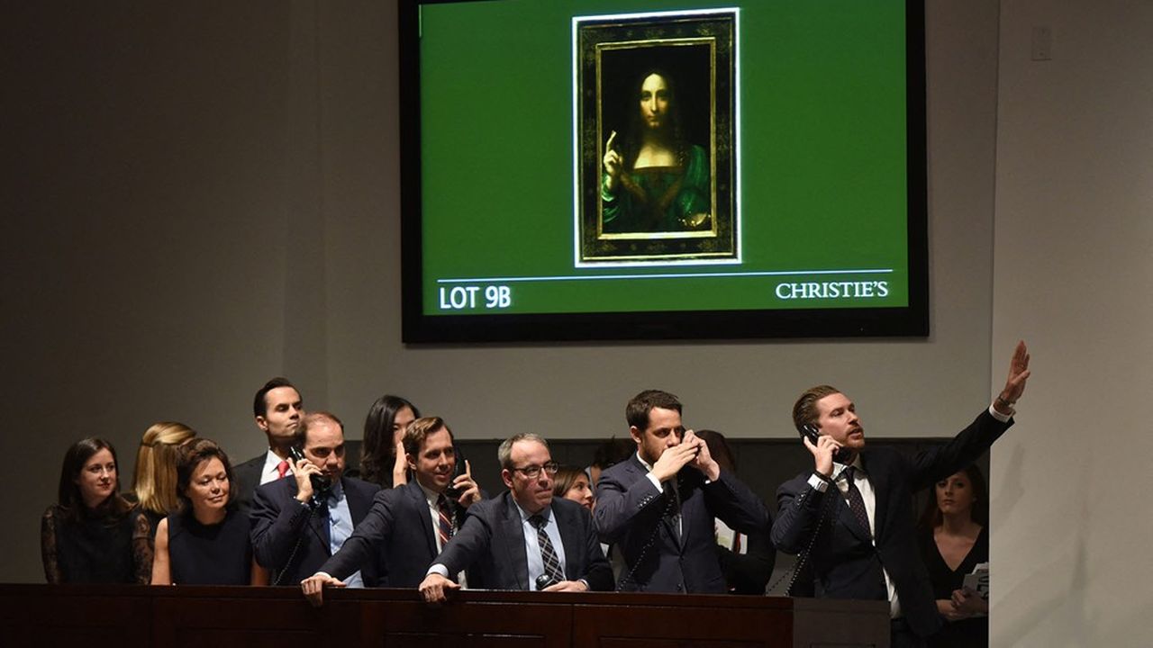 A New York, le 15 novembre 2017, Christie's adjuge ce « Salvator Mundi » 400 millions de dollars, sans sa commission de 50 millions. L'oeuvre étant garantie à hauteur de 100 millions par un tiers, ce dernier se partage la plus-value de 300 millions avec le vendeur, Dmitri Rybolovlev.