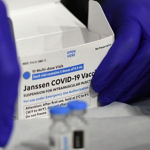 L'efficacité du vaccin de Johnson & Johnson a été testée lors d'essais cliniques sur environ 40.000 personnes âgées de 18 ans ou plus dans plusieurs pays, notamment les Etats-Unis, le Mexique, le Brésil et l'Afrique du Sud.