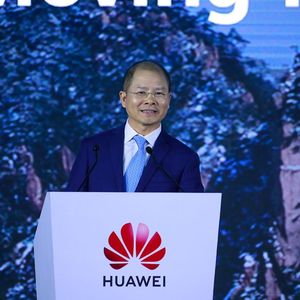 Eric Xu, l'un des trois PDG tournants de Huawei, lors du traditionnel sommet « analystes » du groupe, lundi 12 avril à Shenzhen.