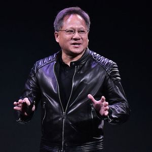 Le patron de Nvidia, Jensen Huang, promet « dix fois les performances des serveurs actuels les plus performants » en matière de calculs pour les algorithmes d'intelligence artificielle.