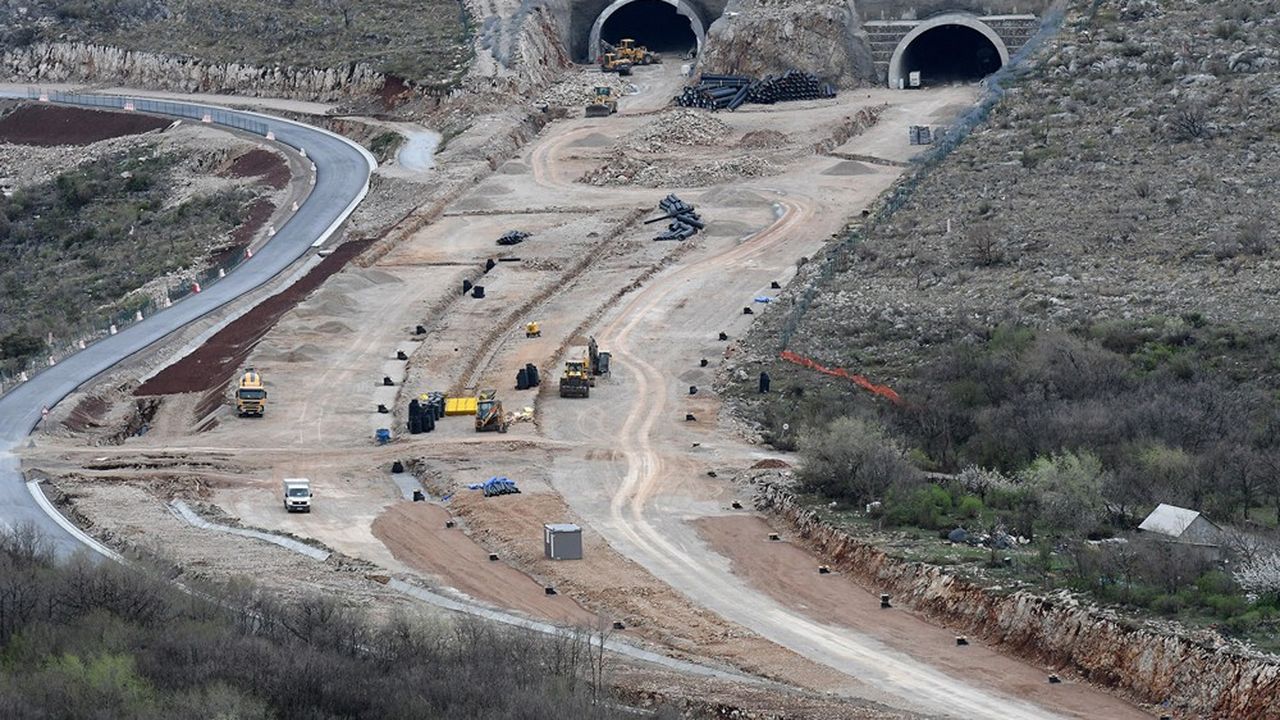 Le tracé très accidenté de l'autoroute a rendu son édification très coûteuse pour le Monténégro.
