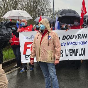 Un petit millier de salariés, retraités et élus ont défilé samedi dernier devant la Française de Mécanique, à Douvrin (Pas-de-Calais).
