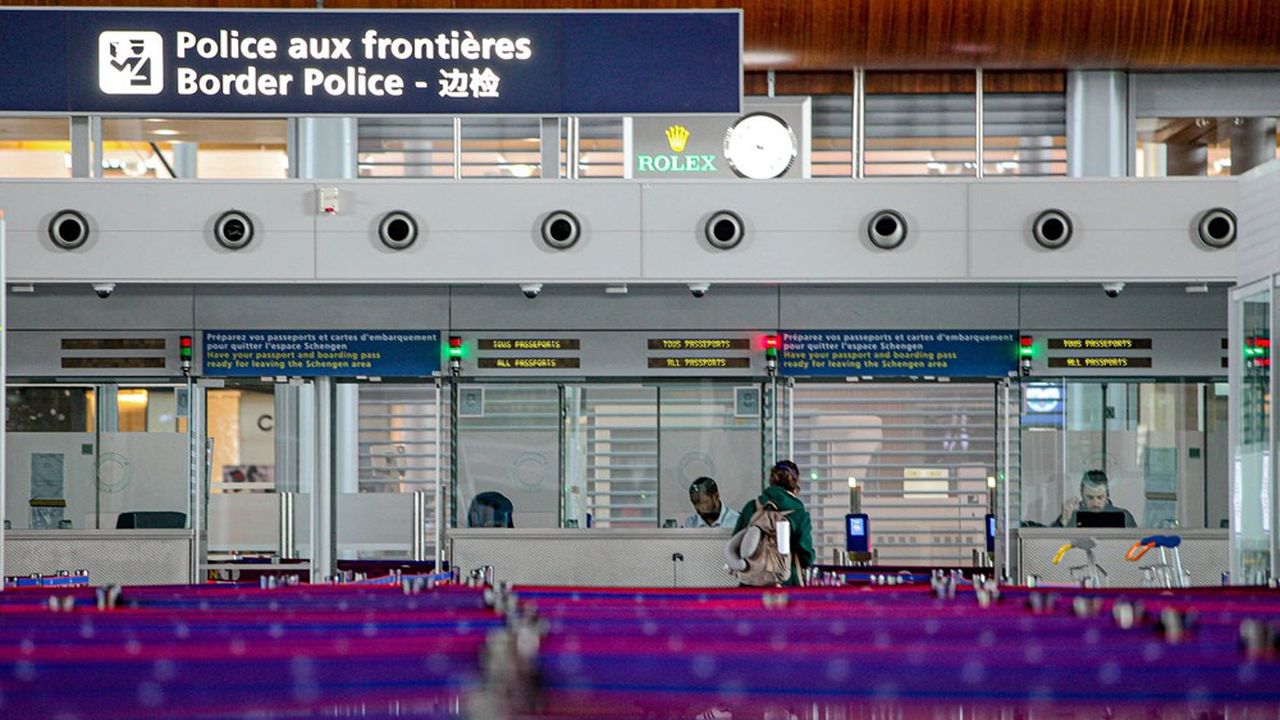 Des guichets de la police aux frontières, à l'aéroport de Paris-Charles de Gaulle.