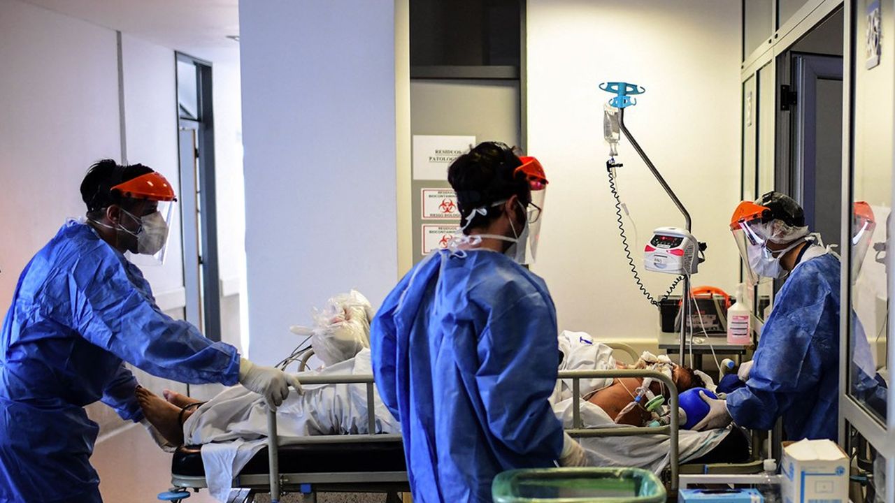 L'Argentine, en dépit d'un confinement strict et d'aides aux chômeurs, a éprouvé des difficultés à affronter la pandémie. Un patient transporté en soins intensifs à l'hôpital El Cruce - Dr Nestor Kirchner, à Florencio Varela.