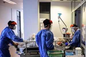 L'Argentine, en dépit d'un confinement strict et d'aides aux chômeurs, a éprouv�é des difficultés à affronter la pandémie. Un patient transporté en soins intensifs à l'hôpital El Cruce - Dr Nestor Kirchner, à Florencio Varela.