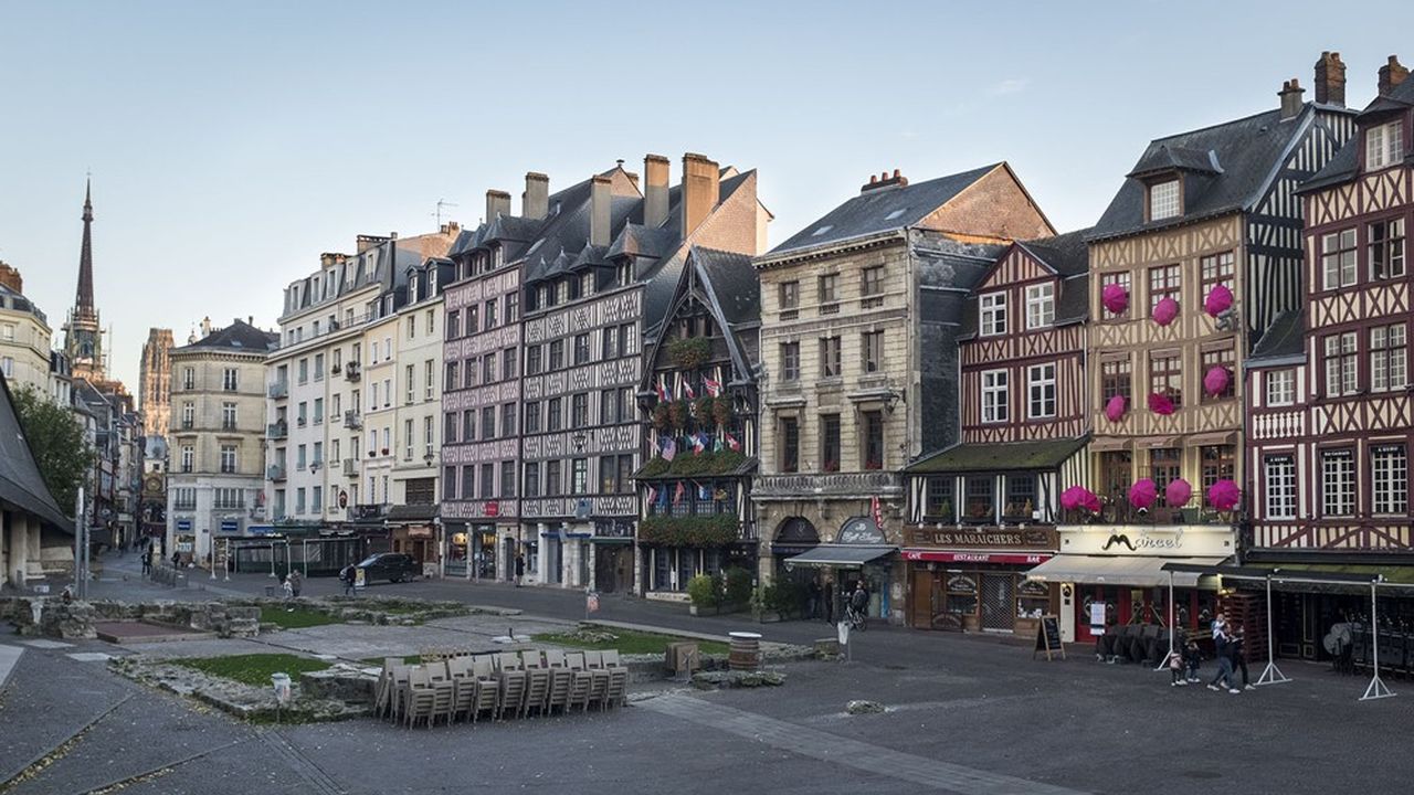 En raison des restrictions sanitaires et de la crainte de l'épidémie, les Français ont été empêchés de consommer (photo à Rouen en novembre 2020 lors du reconfinement).