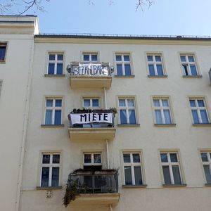 Des locataires à Berlin ont accroché sur leurs balcons des slogans en fonction de logements « abordables » (« bezahlbar »).
