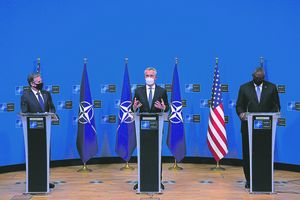 Les secrétaires américains d'Etat Antony Blinken (à gauche) et à la Défense Lloyd Austin (à droite) ont tenu, mercredi, une conférence conjointe avec le secrétaire général de l'OTAN Jens Stoltenberg. Ils ont lancé une mise en garde contre toute nouvelle agression de la Russie en Ukraine.