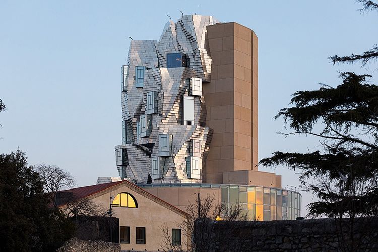 La Tour Luma imaginée par Frank Gehry, dans le parc des Ateliers, à Arles.