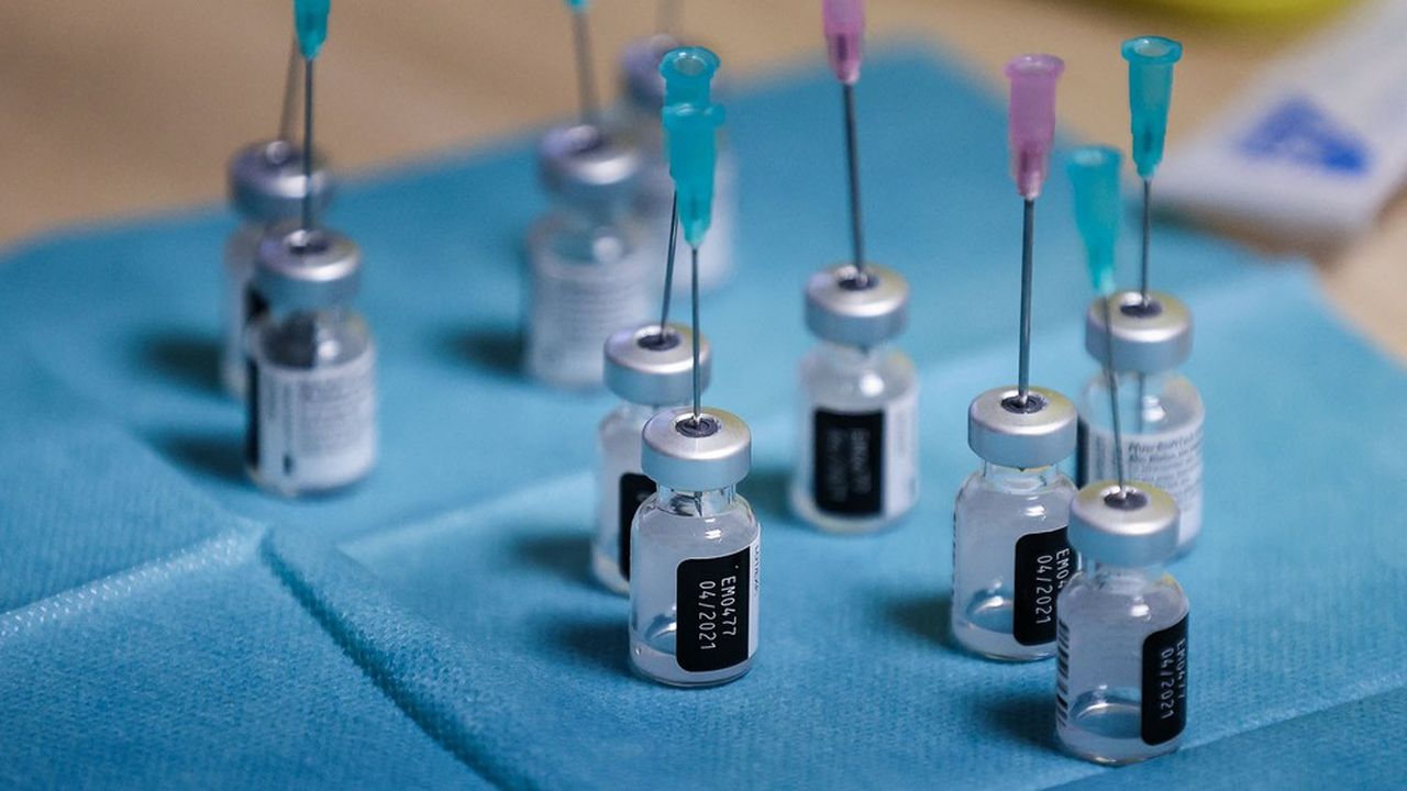 Plus de 848 millions de doses de vaccins ont été administrées dans le monde, selon Bloomberg.