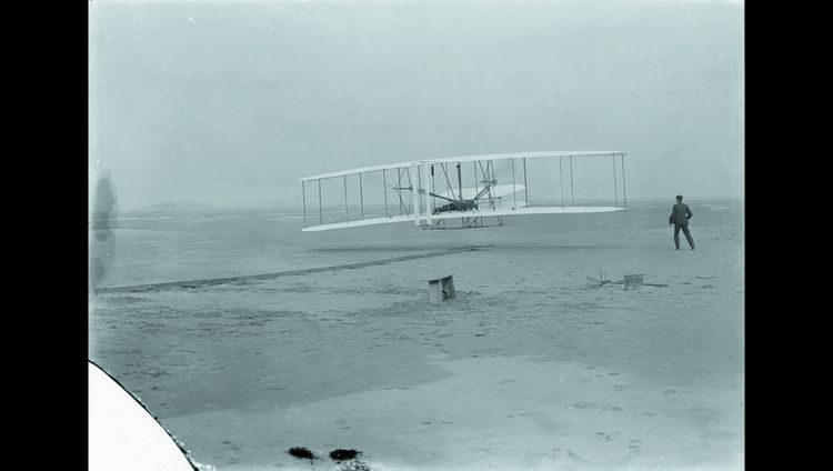 Le Wright Flyer, premier avion à avoir réalisé un vol contrôlé, en 1903.