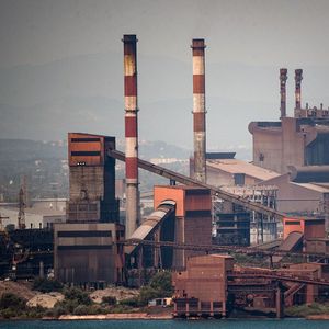 En augmentant la part des ferrailles dans le processus de production d'acier sur son site de Fos-sur-Mer, ArcelorMital en a réduit la consommation d'énergie et les émissions de gaz à effet de serre de quelque 700.000 tonnes par an.