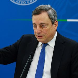 La Commission européenne s'inquiéterait de la façon dont l'Italie, première bénéficiaire du plan de relance européen avec près de 200 milliards d'euros, va gérer les ressources qui lui seront allouées. Le président du Conseil, Mario Draghi, dément les rumeurs.