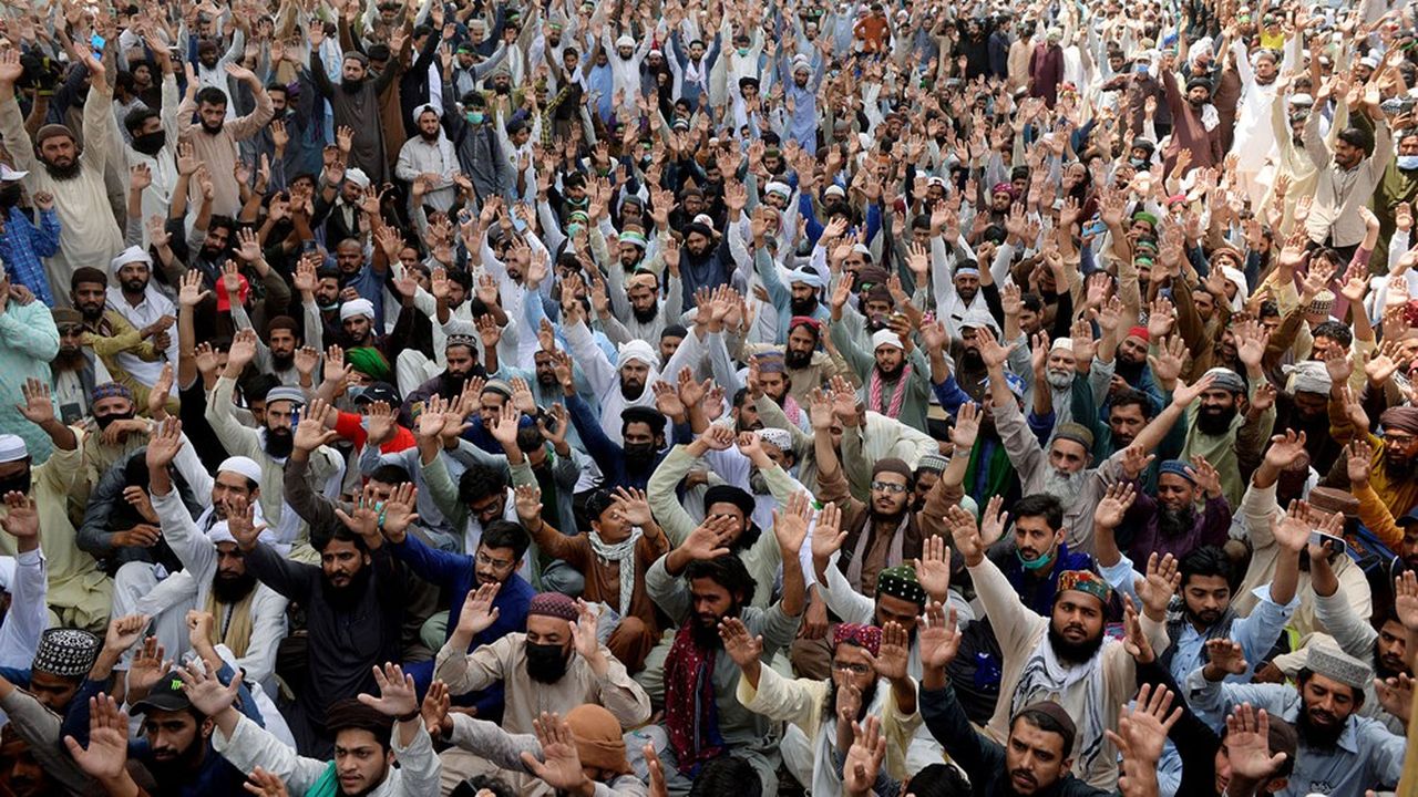 Des militants du parti islamiste Tehrik-e-Labaik Pakistan (TLP) chantent des slogans contre la France lundi, lors de manifestations à Lahore.