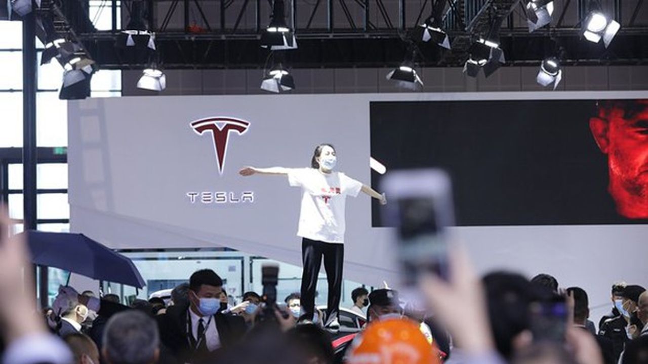 Largement reprise sur les réseaux sociaux, l'image d'une jeune chinoise manifestant sa colère contre Tesla a focalisé les critiques
