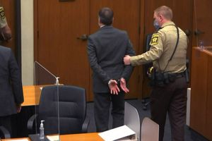 Derek Chauvin, le policier blanc reconnu coupable du meurtre de George Floyd, est menotté à l'issue du verdict des douze jurés d'un procès sous haute tension à Minneapolis.