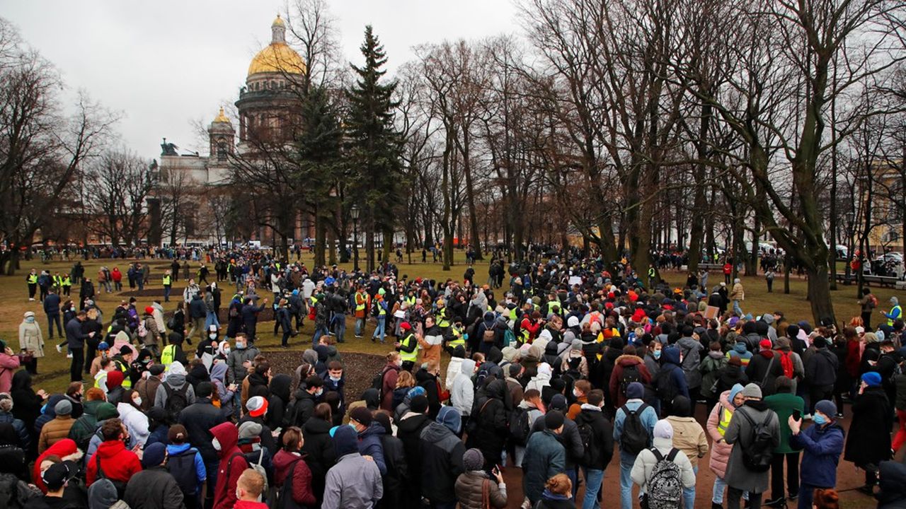 A Saint Petersbourg, les gens se rassemblent pour manifester en faveur d'Alexei Navalny.