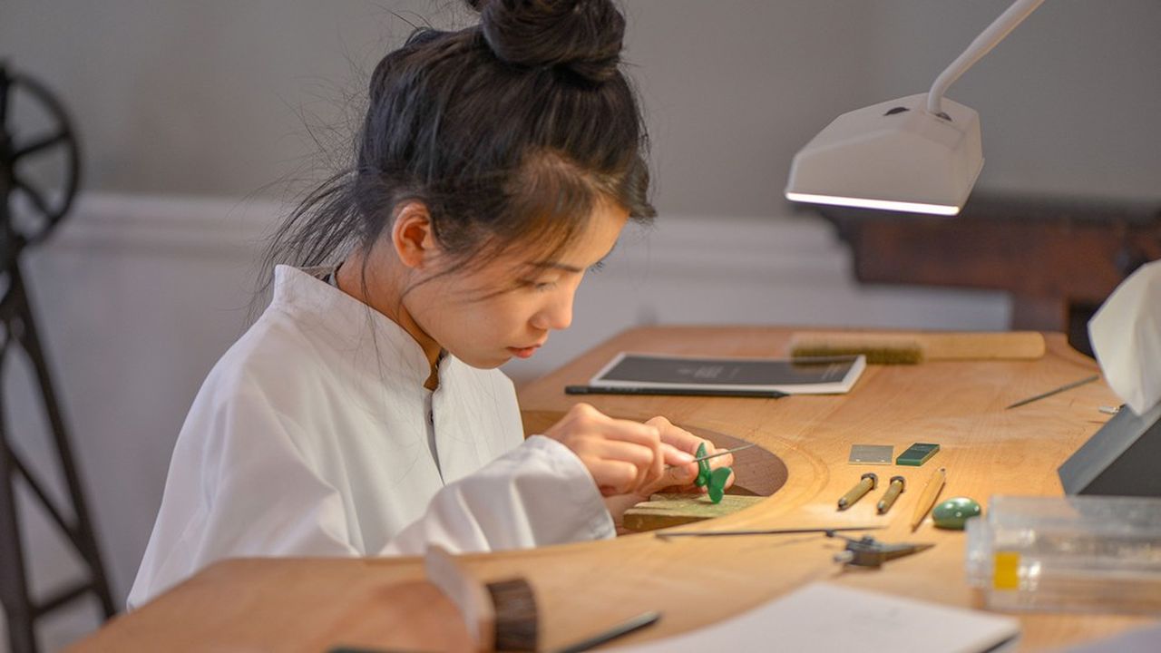 Une élève apprend à sculpter la maquette en cire d'un bijou à l'Ecole des arts joailliers de Van Cleef & Arpels.