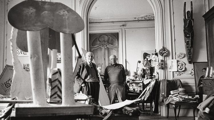 Picasso, en 1957, dans sa villa La Californie, avec Daniel-Henry Kahnweiler, son marchand exclusif depuis 1912.