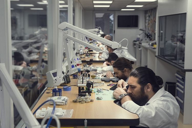 L'atelier de contrôle et de révision de Watchfinder, un des grands revendeurs de montres de luxe d'occasion sur Internet.