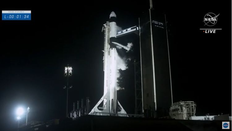 La fusée Falcon lors de l'allumage des moteurs.