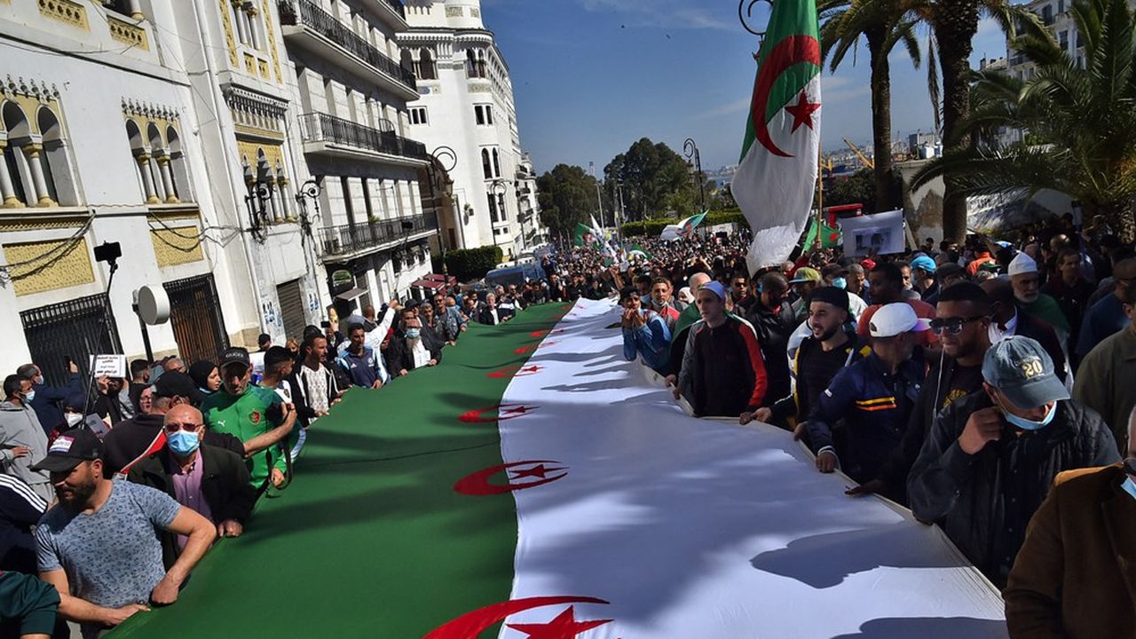 Le mouvement de protestation en Algérie, le Hirak, se poursuit avec des marches le mardi et le vendredi, en dépit des mesures sanitaires face au Covid-19 et de la répression.