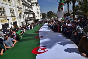 Le mouvement de protestation en Algérie, le Hirak, se poursuit avec des marches le mardi et le vendredi, en dépit des mesures sanitaires face au Covid-19 et de la répression.