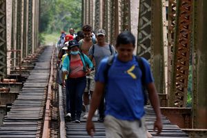 Des migrants partis du Honduras marchent le long de la voie ferrée à Huimanguillo (Tabasco) traversant le Mexique pour se rendre aux Etats-Unis.