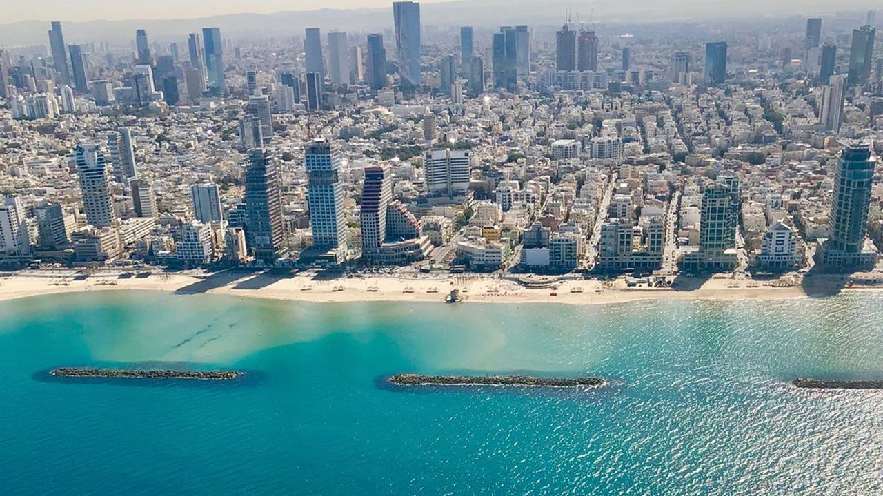 Tel Aviv fut longtemps la capitale d'un secteur très controversé, celui des placements risqués (options binaires) en ligne, avant que les autorités interdisent ces activités fin 2017.