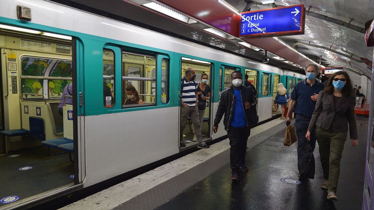 La fréquentation des transports en commun parisiens a chuté de 86 % pendant le premier confinement, de 64 % pendant le deuxième et reste inférieure de 60 % en ce troisième confinement.