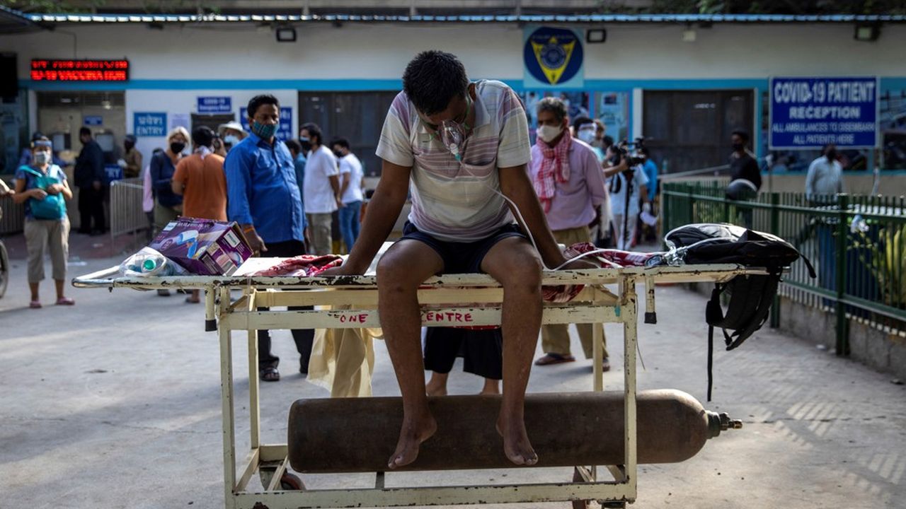 L'inde a recensé dimanche 350.000 nouveaux cas en 24 heures, un record mondial. Ici un malade attend son admission à l'hôpital Guru Teg Bahadur de New Delhi.