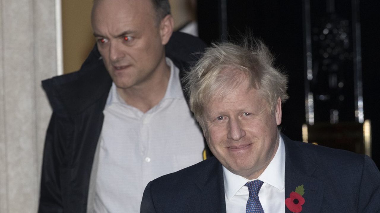 Le conseiller Dominic Cummings, dans l'ombre de Boris Johnson en octobre 2019.
