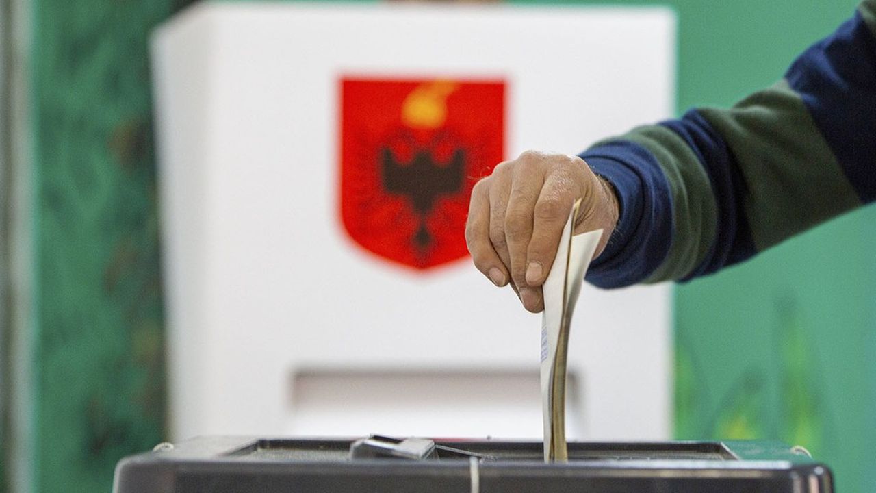 Un électeur dépose son bulletin de vote dans l'urne lors des élections législatives albanaises le dimanche 25 avril 2021.