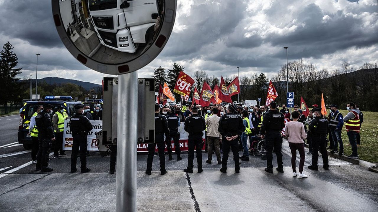 Les salariés de MBF sont en grève depuis le 31 mars et multiplient les manifestations. Ici sur l'A40, le 22 avril.