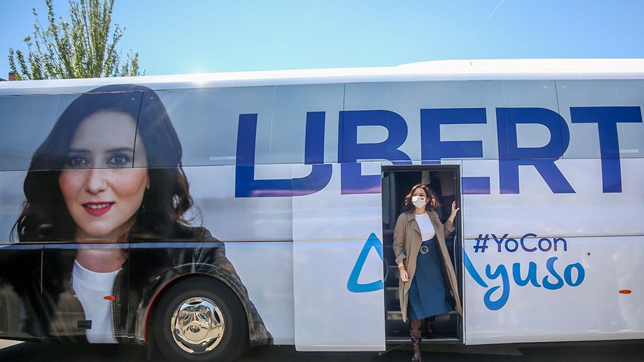 La présidente de la Communauté de Madrid, Isabel Diaz Ayuso, photographiée le 18 avril lors de la présentation des bus de campagne. Elle est candidate à sa réélection.