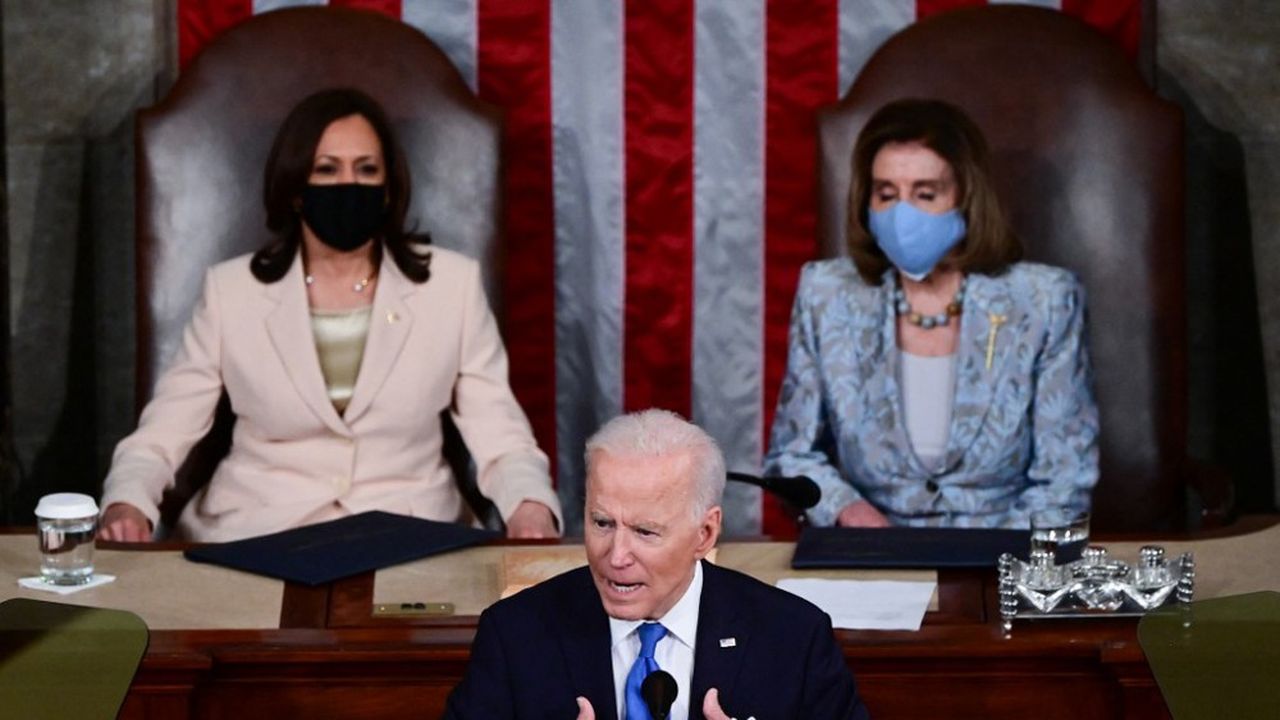 Joe Biden devant le Congrès mercredi 28 avril. Derrière lui, la vice-présidente, Kamala Harris, et la présidente de la Chambre des représentants, Nancy Pelosi.