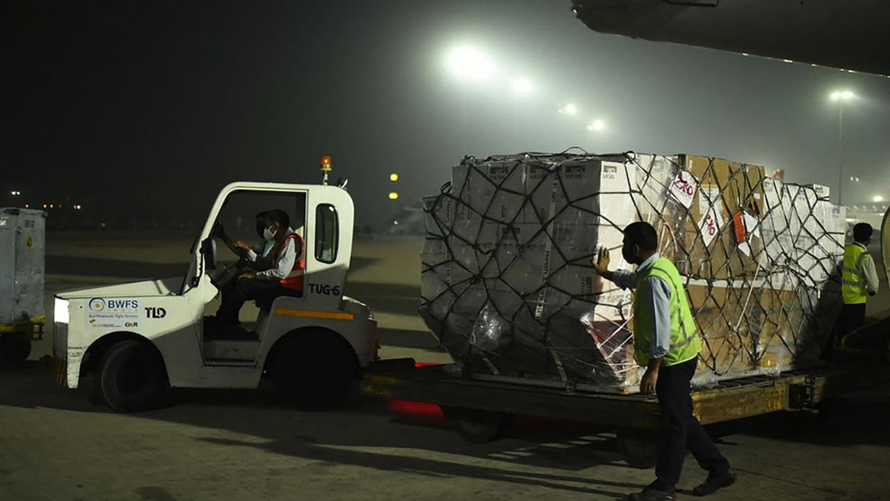 Des agents de l'aéroport de New Delhi déchargent, mardi 27 avril, les premières cargaisons de matériel médical en provenance du Royaume-Uni.